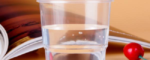 用塑料杯接100度開水喝了會(huì)怎樣